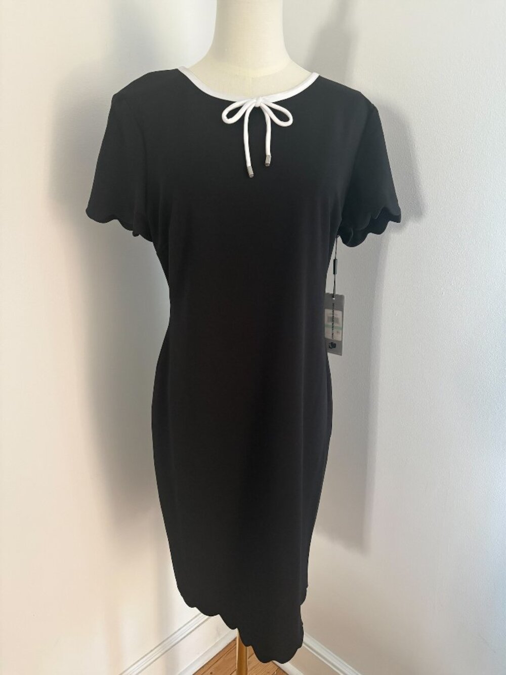 NWT Karl Lagerfeld Paris Short Sleeve Black Dress w/ White Piping & Bow Size 8